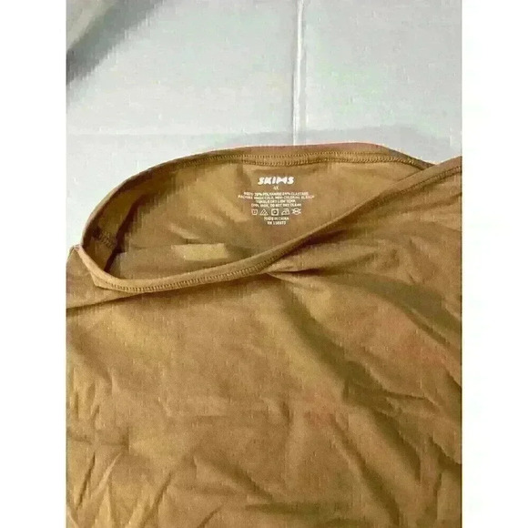 SKIMS KIM Kardashian Fits Everybody Turtleneck Ochre Size 4X AP-TTN-1230 NWT - Picture 6 of 6